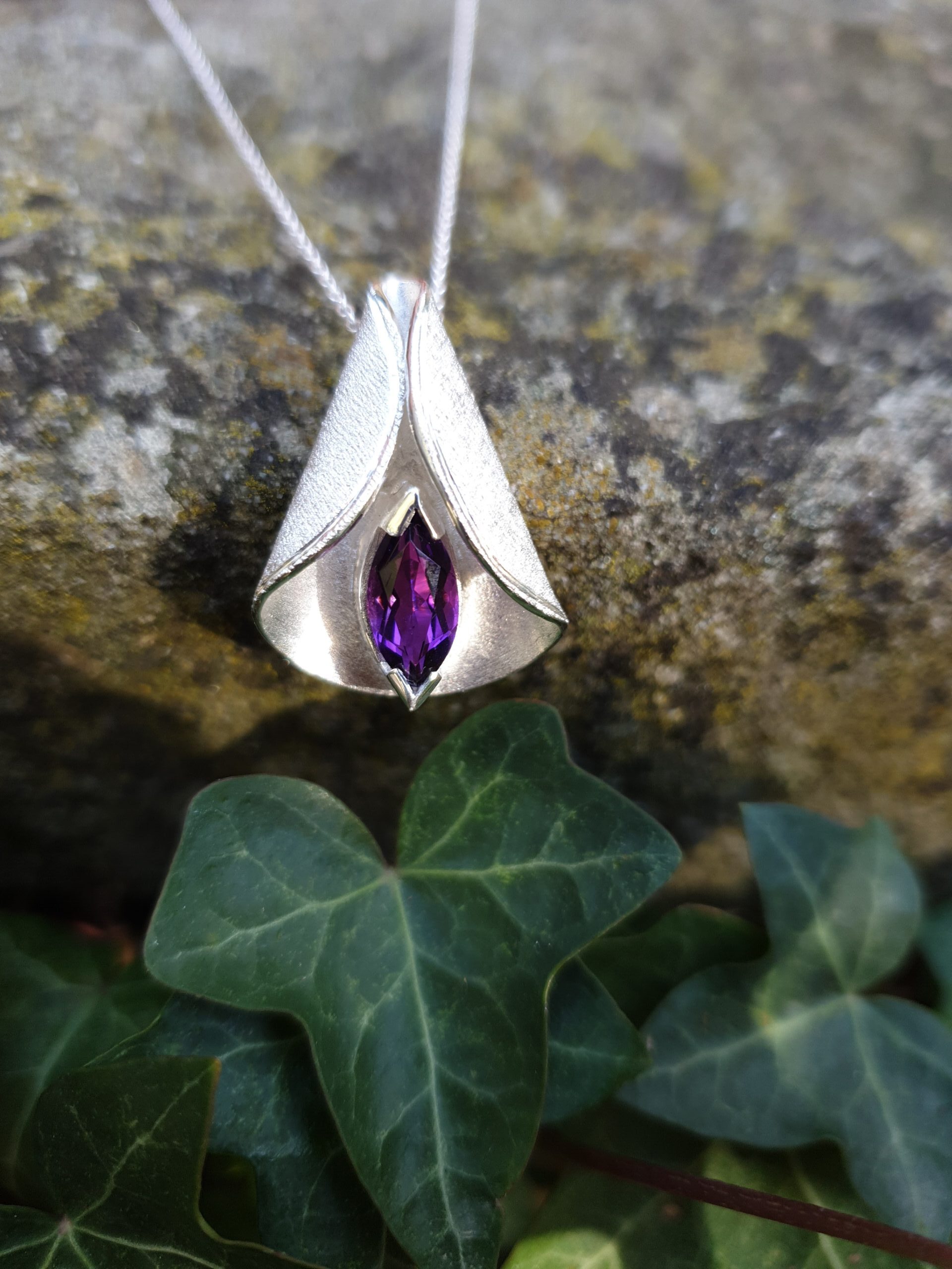 Silver pendant and amethyst from the Mystic Silk collection