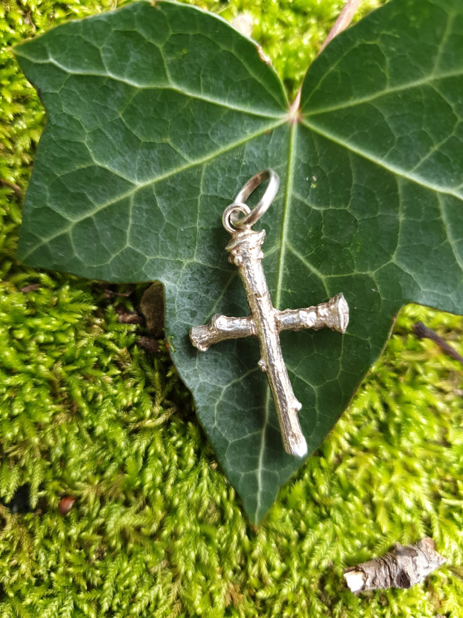Croce in argento della collezione “Croci di Legno”